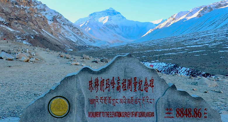 Blick auf den Mount Everest und das H&ouml;henmonument am Everest Basislager in Tibet