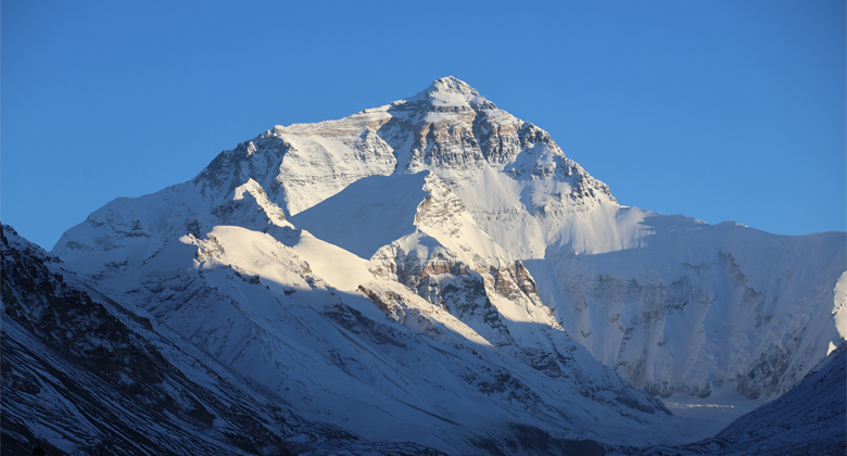 Mount Everest Blick vom Basislager in Tibet mit verschneiten Bergen