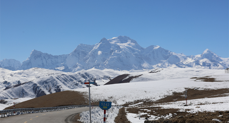 Verschneite Landschaft entlang des Friendship Highway auf dem Weg zum Everest Basislager in Tibet