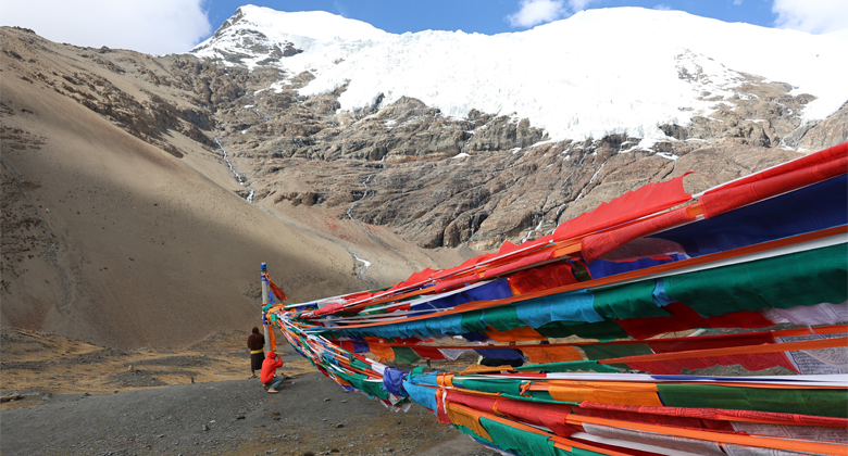Gebetsfahnen vor dem Karola-Gletscher in Tibet