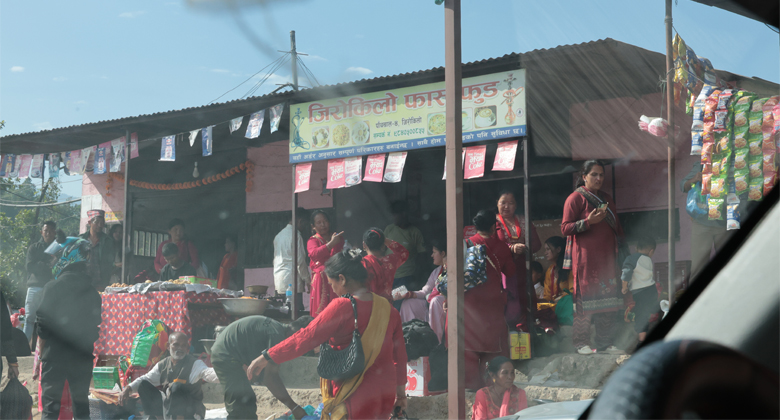 Kleiner Ort entlang der &Uuml;berlandroute von Nepal nach Nyalam, mit Stra&szlig;enst&auml;nden und Einheimischen