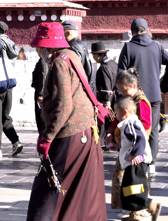 Einheimische Pilger auf der Barkhor-Stra&szlig;e rund um den Jokhang-Tempel in Lhasa