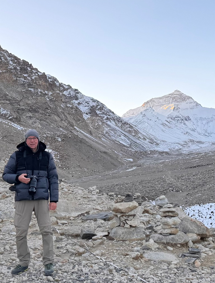 Reisender vor dem Mount Everest am Everest Basislager in Tibet