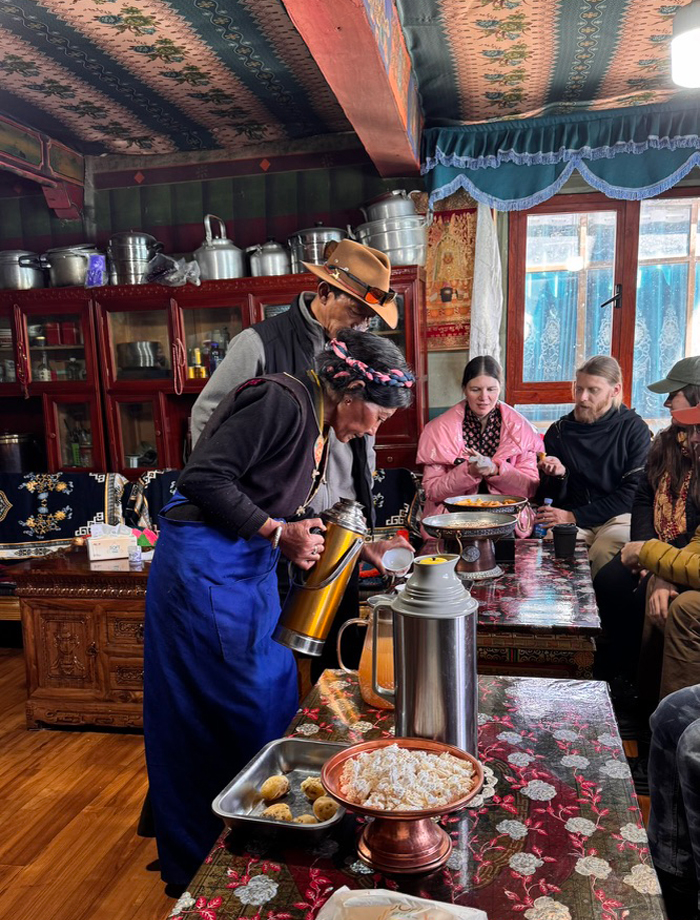 Besuch bei einer tibetischen Familie am Yamdrok-See in Tibet