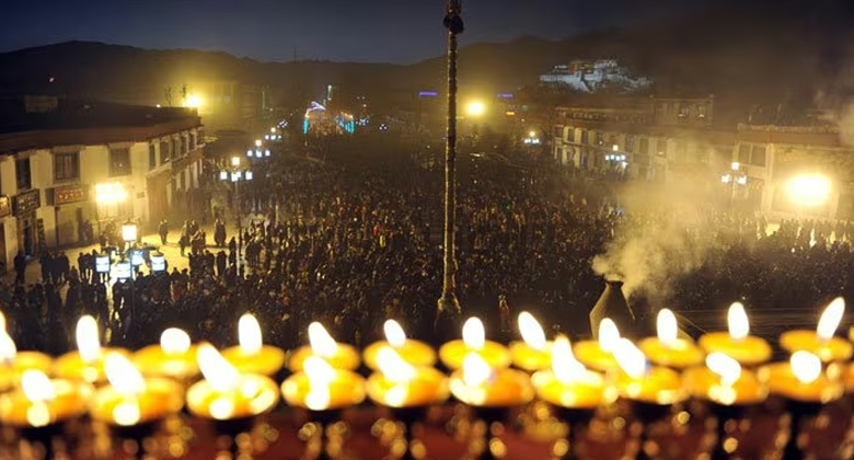 Die Barkhor-Straße ist während des Tsongkhapa-Butterlampenfestes voll mit Menschen und Butterlampen