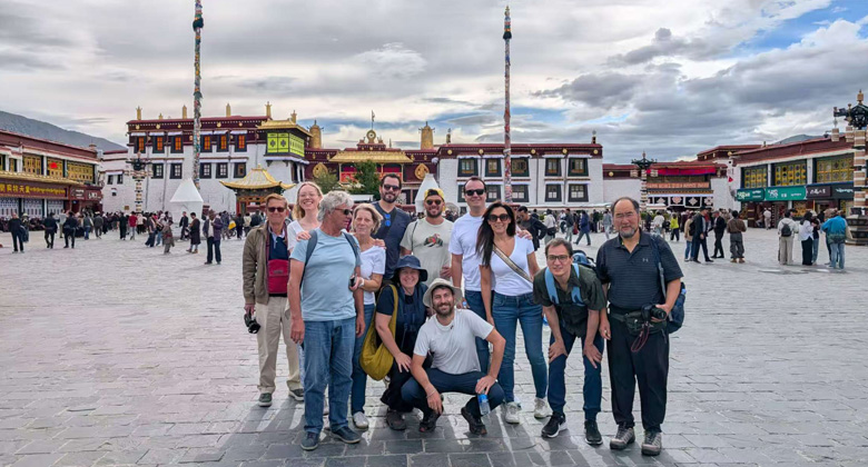 Die Kora mit Einheimischen am Haupttor des Jokhang-Tempels mitmachen