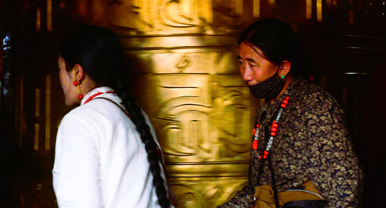 Einheimische in Lhasa Begegnung w&auml;hrend einer Tibet-Reise