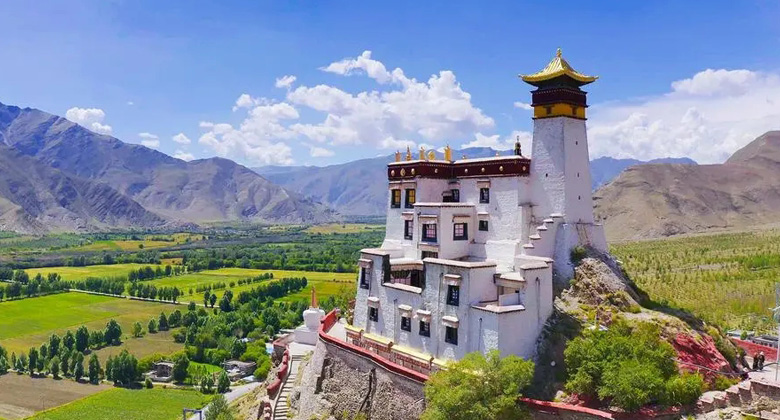 Beeindruckender Blick auf Yumbulakang und das Yarlung-Tal