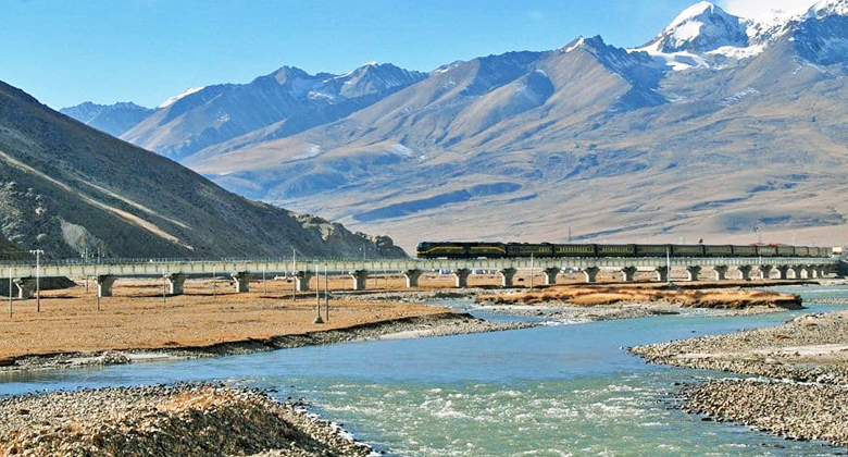Zug auf der Qinghai-Tibet-Bahn durch die weite Landschaft des tibetischen Hochplateaus