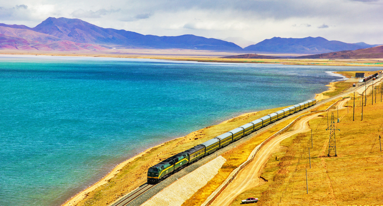 Blauer Cuona-See direkt neben der Qinghai-Tibet-Bahn