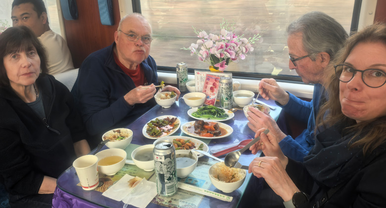 Anständiges chinesisches Essen wird im Speisewagen serviert