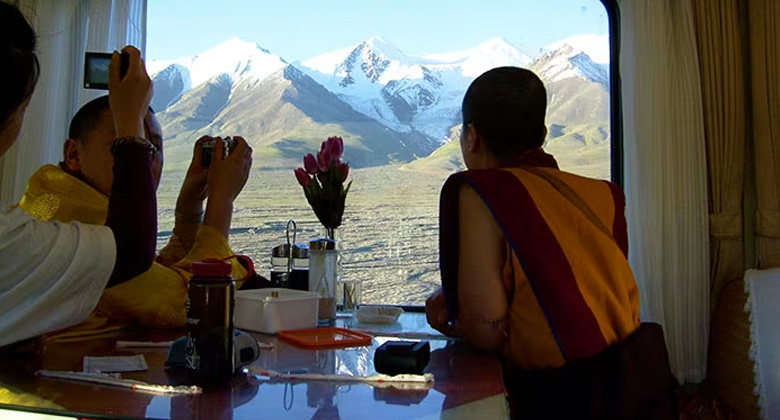 eGenießen Sie die atemberaubende Aussicht während der Zugfahrt von Xining nach Lhasa