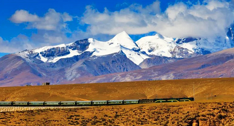 Kunlun-Gebirge entlang der Qinghai-Tibet-Bahn auf der Fahrt nach Lhasa