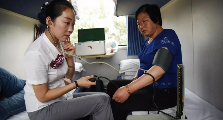 das medizinische Personal im Tibet-Zug