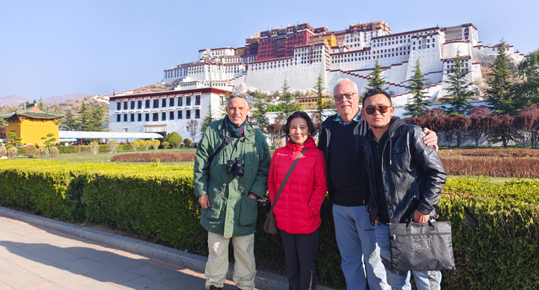 Unsere Gäste haben viel Spaß mit unseren lokalen Guides in Tibet