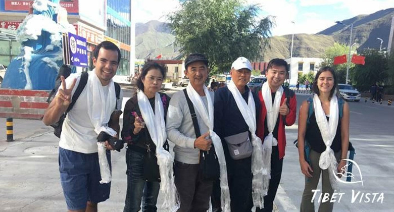 Bahnhof Lhasa: Abholung am Ausgang durch unseren Reiseleiter