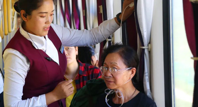 Sie können den Schlauch an den Sauerstoffanschluss im Tibet-Zug anschließen