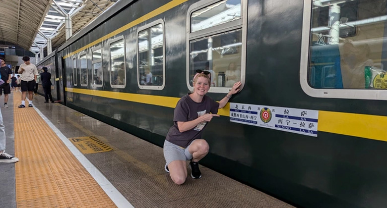 Reisende genießen die Fahrt mit der landschaftlich beeindruckenden Tibet-Bahn nach Lhasa über die Qinghai-Tibet-Hochlandstrecke