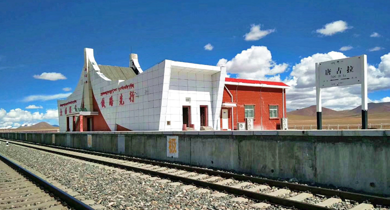 Hochgebirgslandschaft am Tanggula-Gebirge entlang der Qinghai-Tibet-Bahn