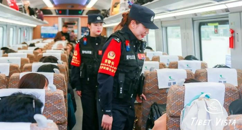 Zugpolizei im Tibet-Zug: Sicherheitspersonal sorgt f&uuml;r Ordnung und Schutz
