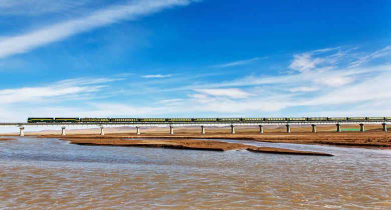 Tuotuo-Fluss und weite Flusst&auml;ler im Quellgebiet des Jangtse entlang der Qinghai-Tibet-Bahn