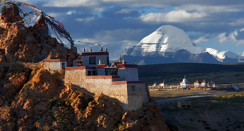 Chiu-Kloster mit heiligem Mt. Kailash im Hintergrund