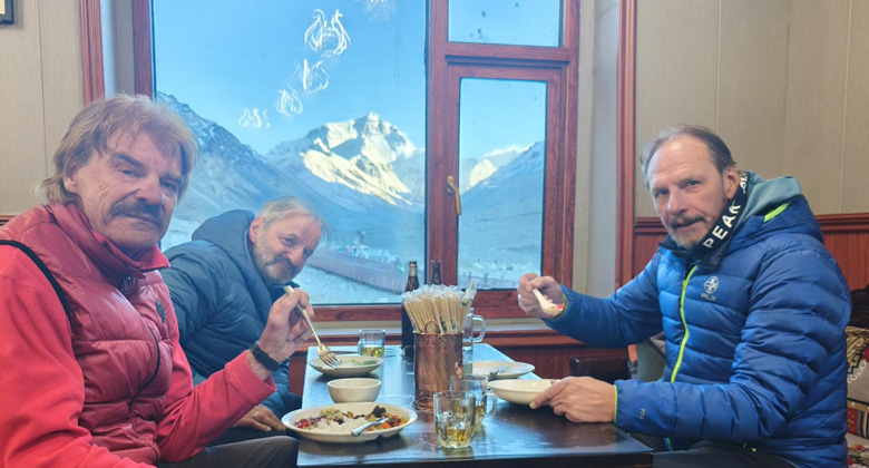 Unsere Gäste speisen mit Blick auf den Mount Everest direkt vor den Fenstern des Rongbuk-Gästehauses