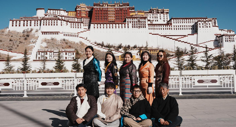 Unser Kundenservice-Manager steht Ihnen in Lhasa mit freundlicher Hilfe zur Seite.