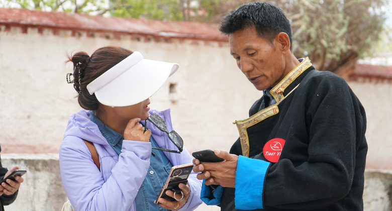 Ihr tibetischer Reiseleiter erklärt den Gästen sorgfältig den Reiseverlauf und die Tagesplanung