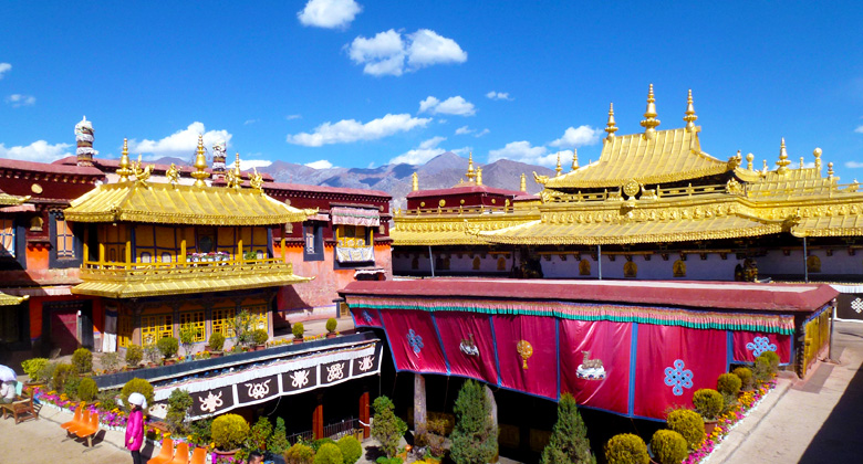 An einem sonnigen Tag strahlt das goldene Dach des Jokhang-Tempels