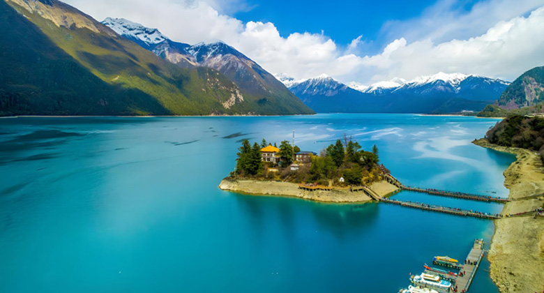 Basum-Tso-See (Basong Tso) in Nyingchi &ndash; smaragdgr&uuml;ner See mit Waldkulisse