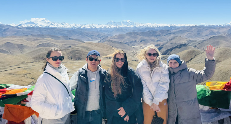 Starkes Sonnenlicht und die Hochlandlandschaft in Tibet