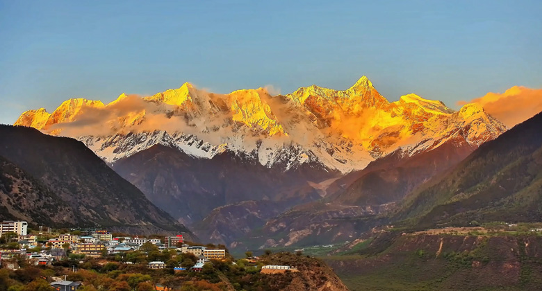 Namjagbarwa (Namcha Barwa) bei Sonnenaufgang &ndash; goldene Lichtstimmung in Nyingchi