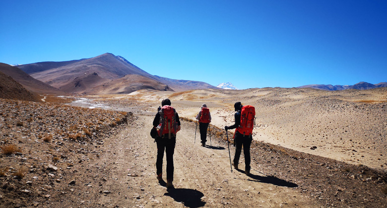 Trekkingausr&uuml;stung f&uuml;r die Wanderung zum Everest Base Camp in Tibet (St&ouml;cke, Stirnlampe, Schutzbrille)