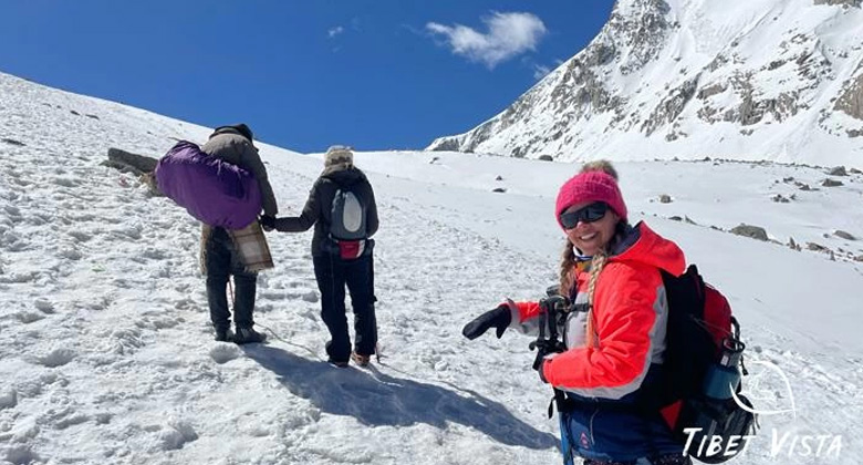 Wintertrekking in Tibet mit klaren Landschaften und ruhigen Wanderwegen