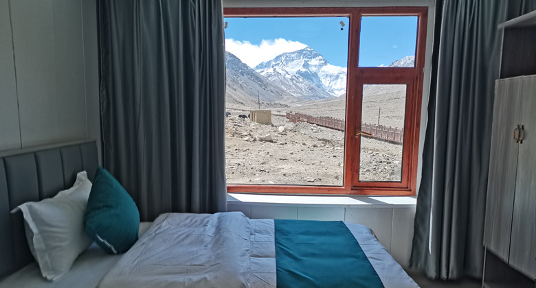 Das renovierte Gästehaus des Rongbuk-Klosters bietet atemberaubende Ausblicke auf den Mount Everest aus seinen Zimmern