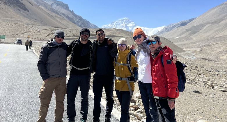Die gut ausgebaute Straße zum Mount Everest in Tibet bietet gute Bedingungen für lange Fahrten