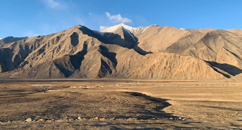 Die trostlose und großartige Landschaft auf dem Weg nach Rutog