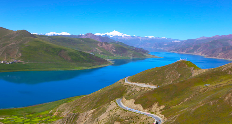 Der größte Binnensee des Yamdrok liegt in Nagarze, Shannan, Tibet