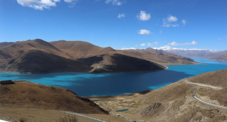 Yamdrok See in Tibet entlang des Friendship Highway w&auml;hrend einer Tibet Reise